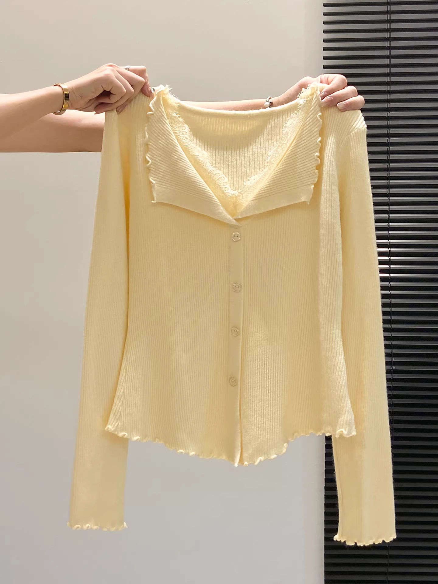 Áo len dệt kim dài tay màu vàng La Chapelle kiểu dáng thanh lịch dành cho nữ, mẫu mới thu đông 2025, kiểu dáng ôm sát.