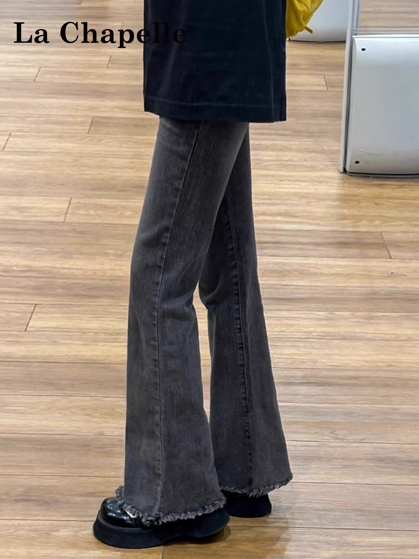 Quần jeans La Chapelle màu xám, dáng ôm, ống loe dành cho nữ, mẫu mới thu đông 2025, cạp cao, kiểu dáng nhỏ nhắn, ống chuông