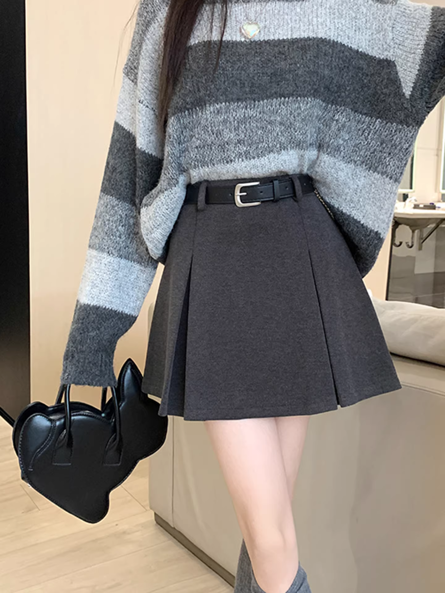 Váy xếp ly màu xám La Chapelle dành cho nữ, kiểu mới thu đông 2025, chất liệu len, dáng chữ A ôm sát, lưng cao, ngắn.