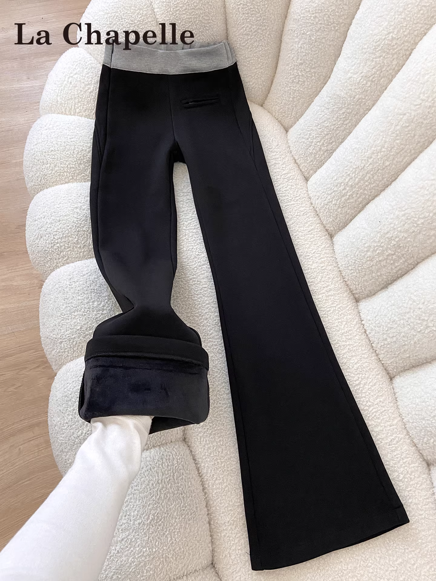 Quần thể thao ống loe phối vải lót lông cừu đen La Chapelle dành cho nữ, mẫu mới thu đông 2025, kiểu dáng ôm sát, dáng chuông
