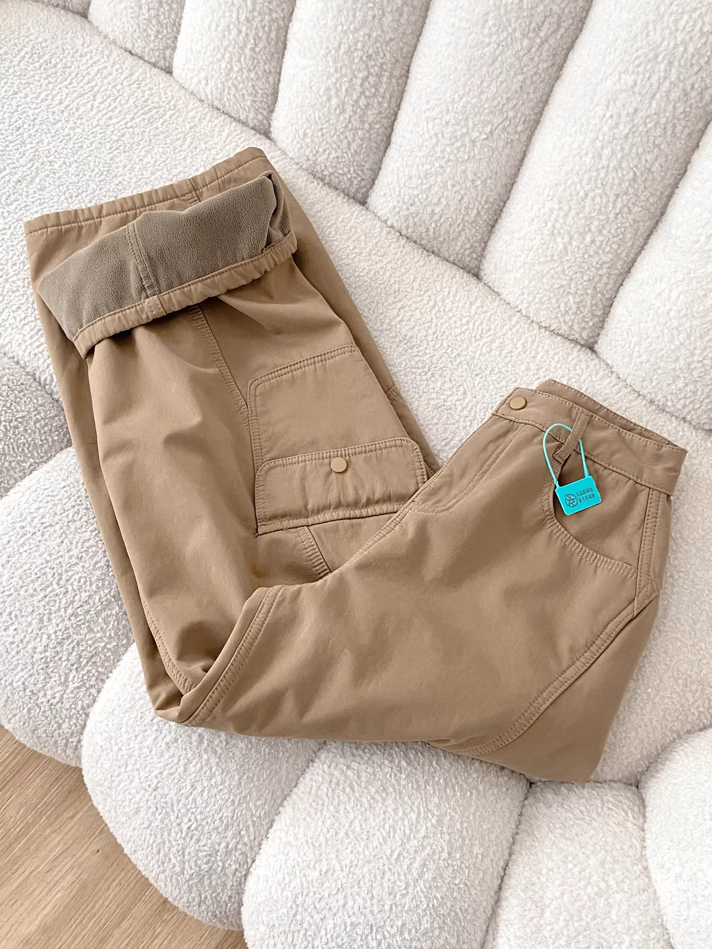 Quần cargo ống rộng dày dặn lót lông màu cà phê La Chapelle dành cho nữ, mẫu mới thu đông 2025, phong cách Mỹ, kiểu dáng thoải mái.