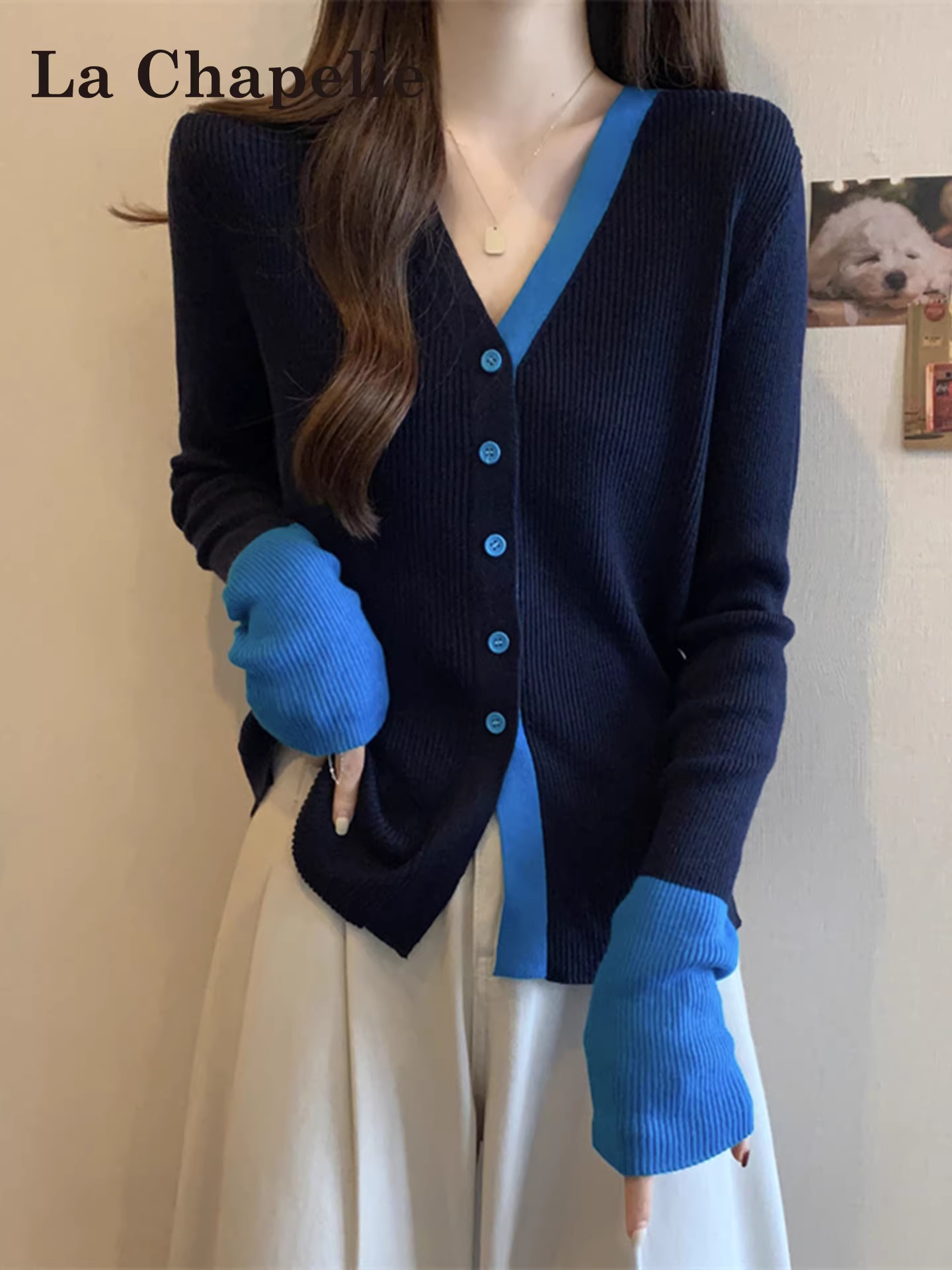 Áo len dệt kim cổ chữ V phối màu xanh đậm La Chapelle dành cho nữ, mẫu mới thu đông 2025, kiểu dáng ôm sát, áo khoác ngoài
