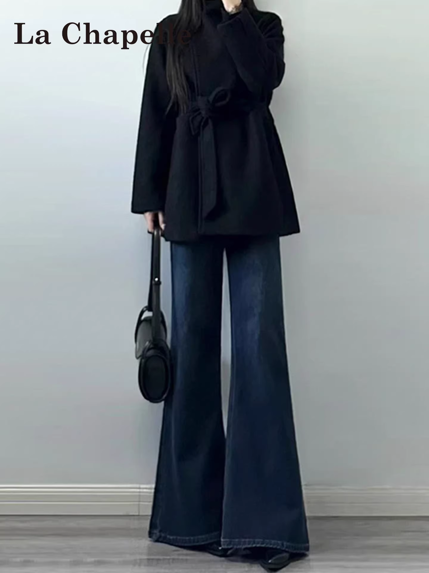 Quần jean nữ La Chapelle màu xanh đậm, dáng loe không bó sát, mùa thu đông 2025, kiểu dáng mới, cạp cao, tôn dáng.