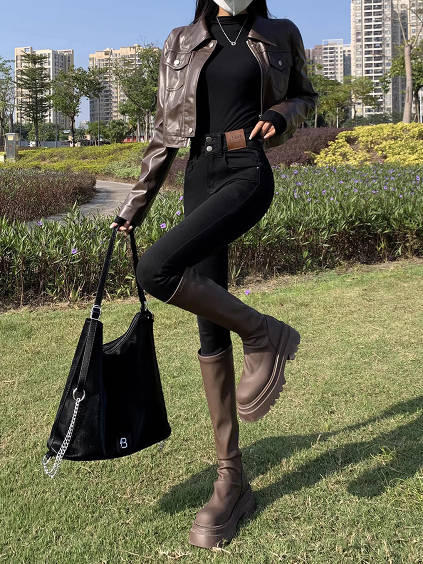 Quần jeans nữ La Chapelle chất liệu nỉ đen dày dặn, kiểu dáng ôm sát, mảnh mai, mùa thu đông 2025.