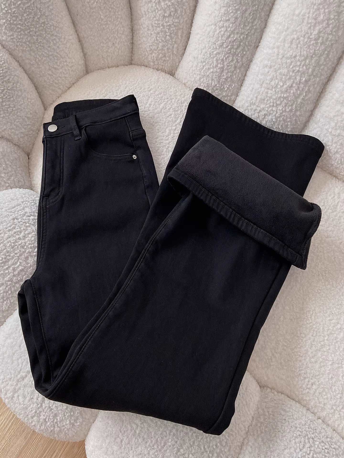 Quần jean nữ La Chapelle màu đen, chất liệu lông cừu, dáng loe, mùa thu đông 2025, cạp cao, tôn dáng, kiểu chuông.