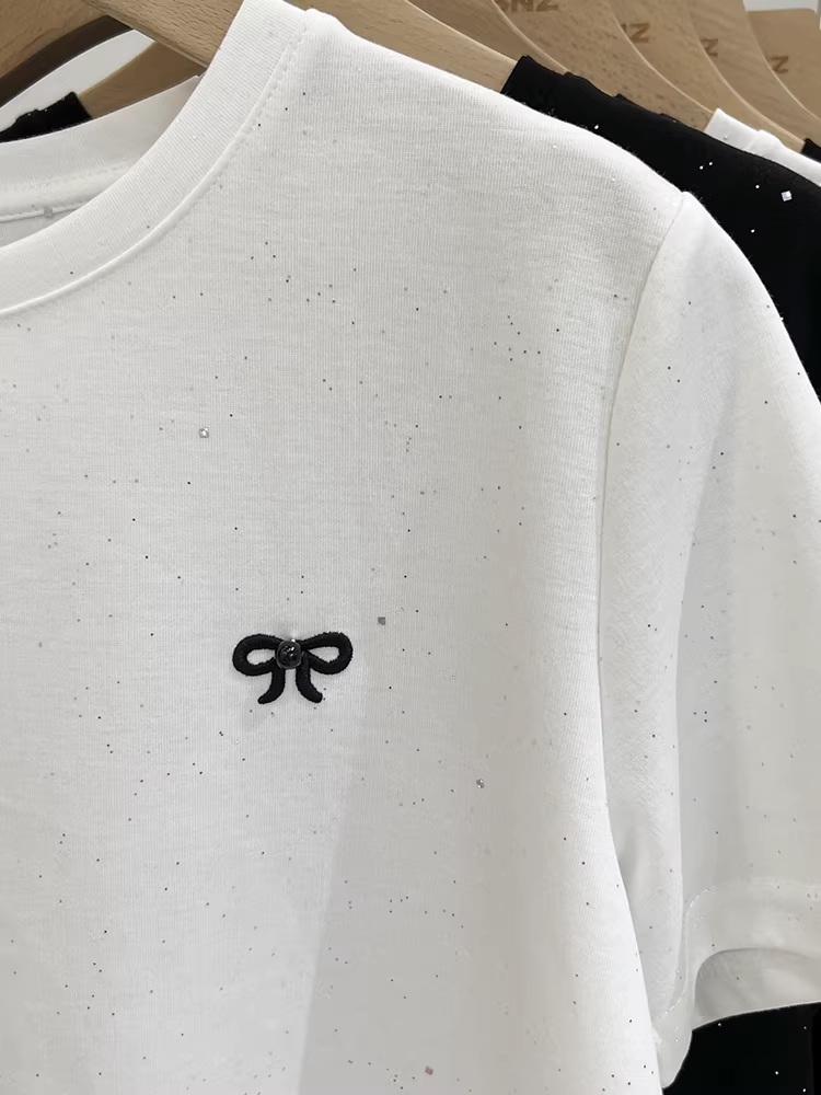 Áo thun nữ La Chapelle màu đen cổ tròn tay ngắn kiểu regular, thiết kế mới mùa hè 2025, điểm nhấn nơ đính đá độc đáo