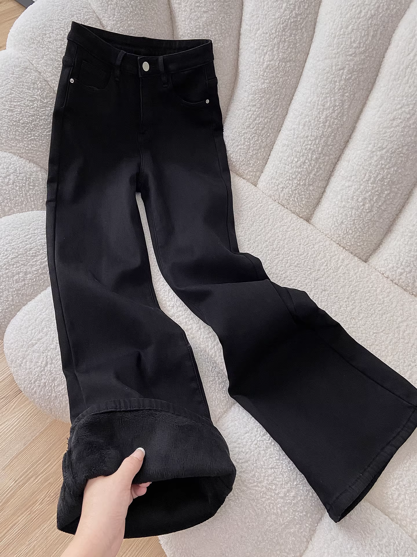 Quần jean nữ La Chapelle màu đen, chất liệu lông cừu, dáng loe, mùa thu đông 2025, cạp cao, tôn dáng, kiểu chuông.