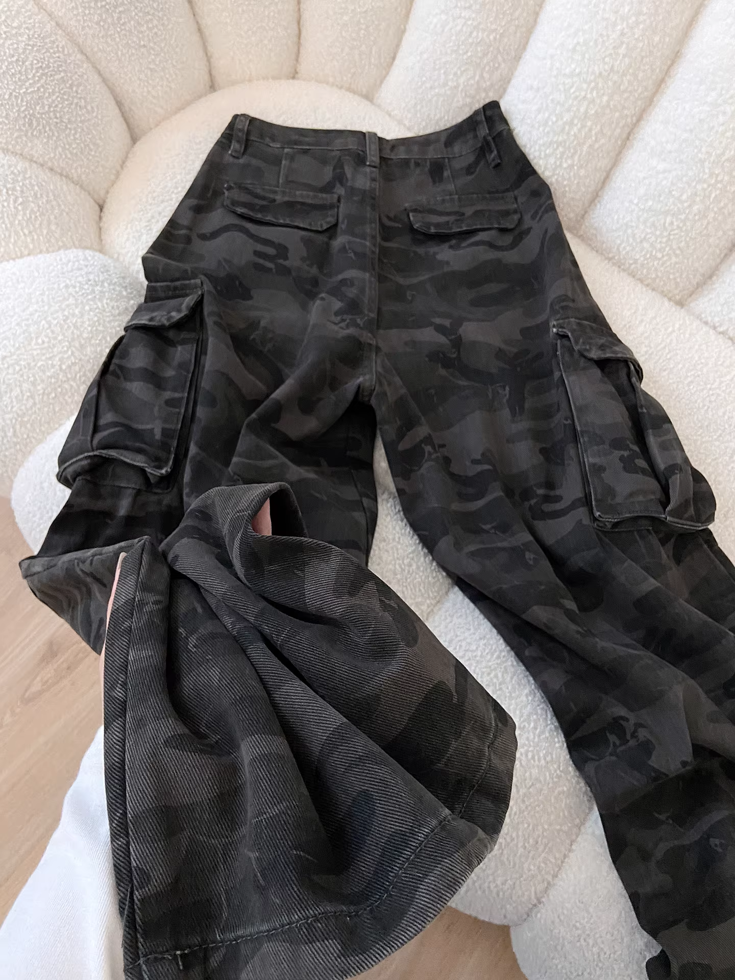 Quần jeans ống rộng dáng suông La Chapelle dành cho nữ, mẫu mới thu đông 2025, cạp cao, kiểu dáng nhỏ nhắn.