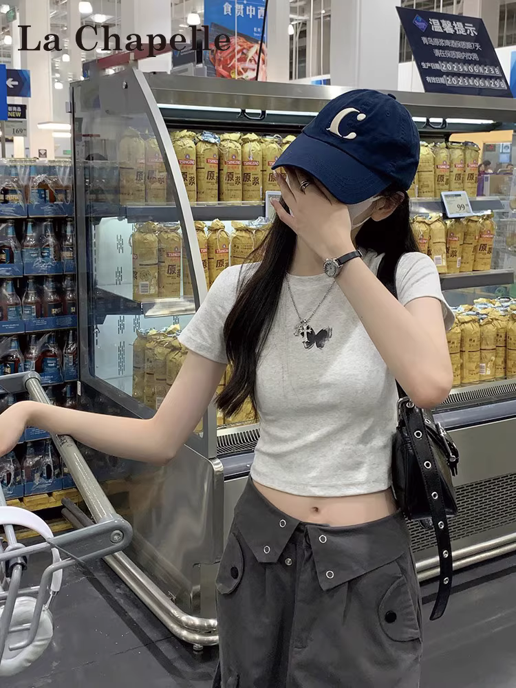 Áo thun ngắn tay in họa tiết La Chapelle màu xám dành cho nữ, áo crop top ôm sát mới mùa hè 2025 khoe rốn.