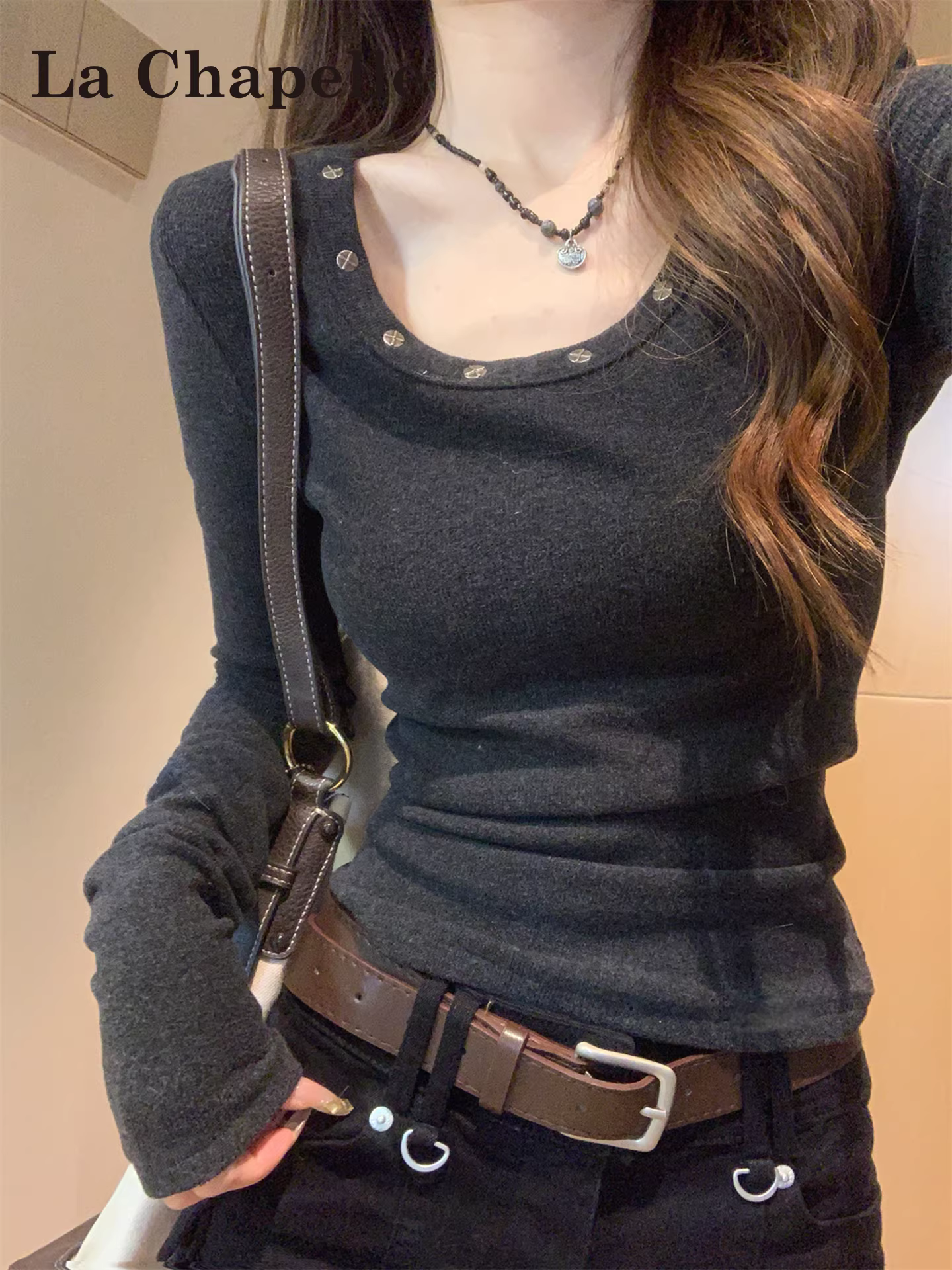 Áo thun dài tay cổ tròn màu đen La Chapelle dành cho nữ, áo lót bên trong ôm sát kiểu dáng mới thu đông 2025.