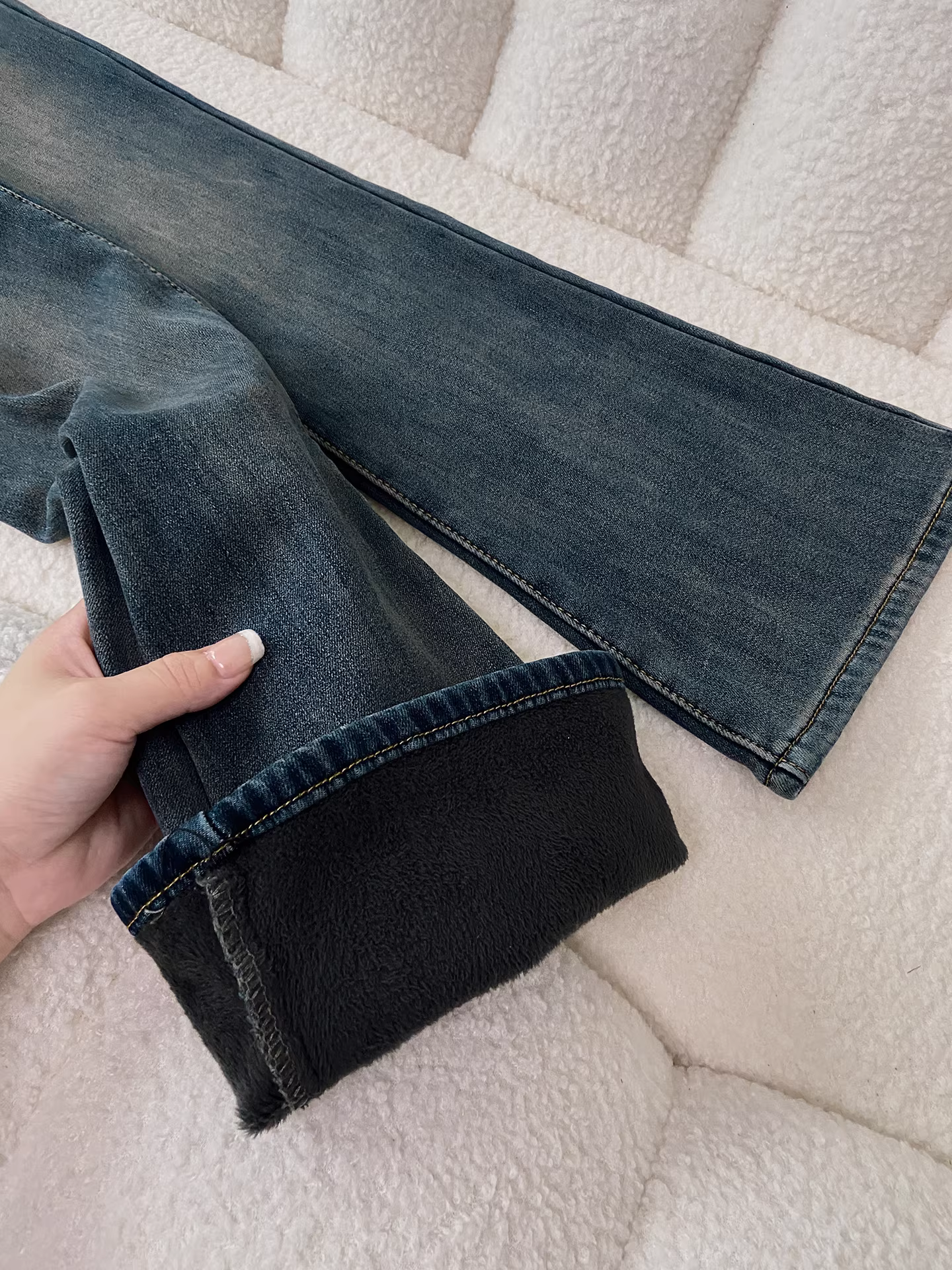 Quần jean La Chapelle lót lông cừu, không bó sát, kiểu dáng retro loe dành cho nữ, quần ống loe cạp cao mùa thu đông 2025 mới.