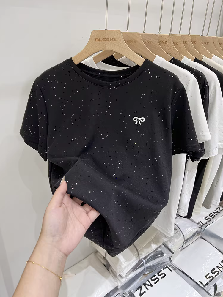 Áo thun nữ La Chapelle màu đen cổ tròn tay ngắn kiểu regular, thiết kế mới mùa hè 2025, điểm nhấn nơ đính đá độc đáo