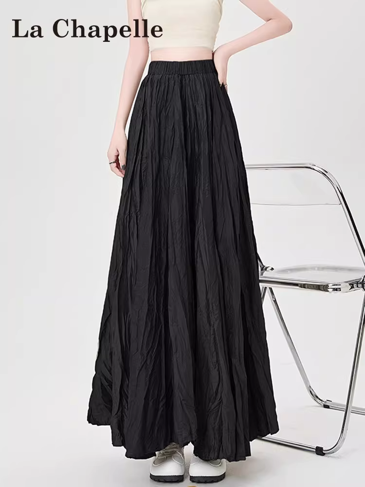 Váy xếp ly đen dáng bất quy tắc La Chapelle dành cho nữ, mẫu mới hè 2025, cạp cao, dáng chữ A, dài ngang đùi, kiểu dáng xòe.