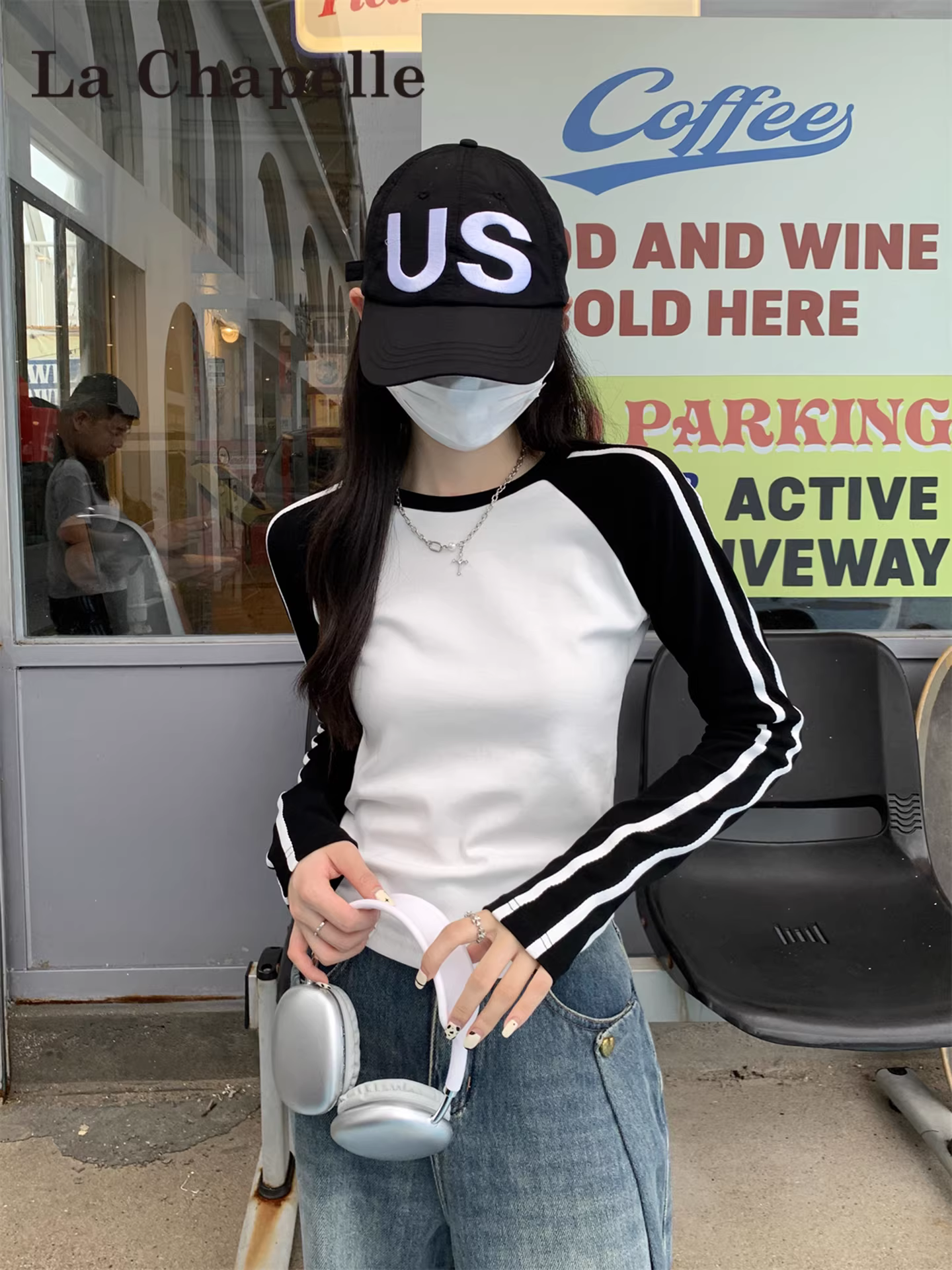 Áo thun nữ La Chapelle cổ tròn màu trắng phối màu, tay dài, kiểu dáng ôm body, mẫu mới thu đông 2025.