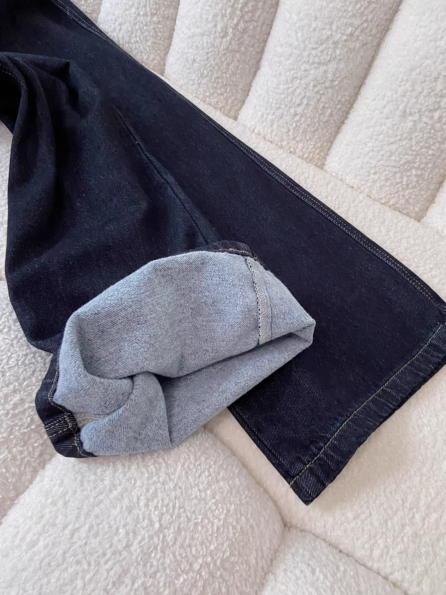 Quần jean nữ La Chapelle màu xanh đậm, lót lông, dáng loe, mùa thu đông 2025, kiểu dáng mới, cạp cao, tôn dáng.