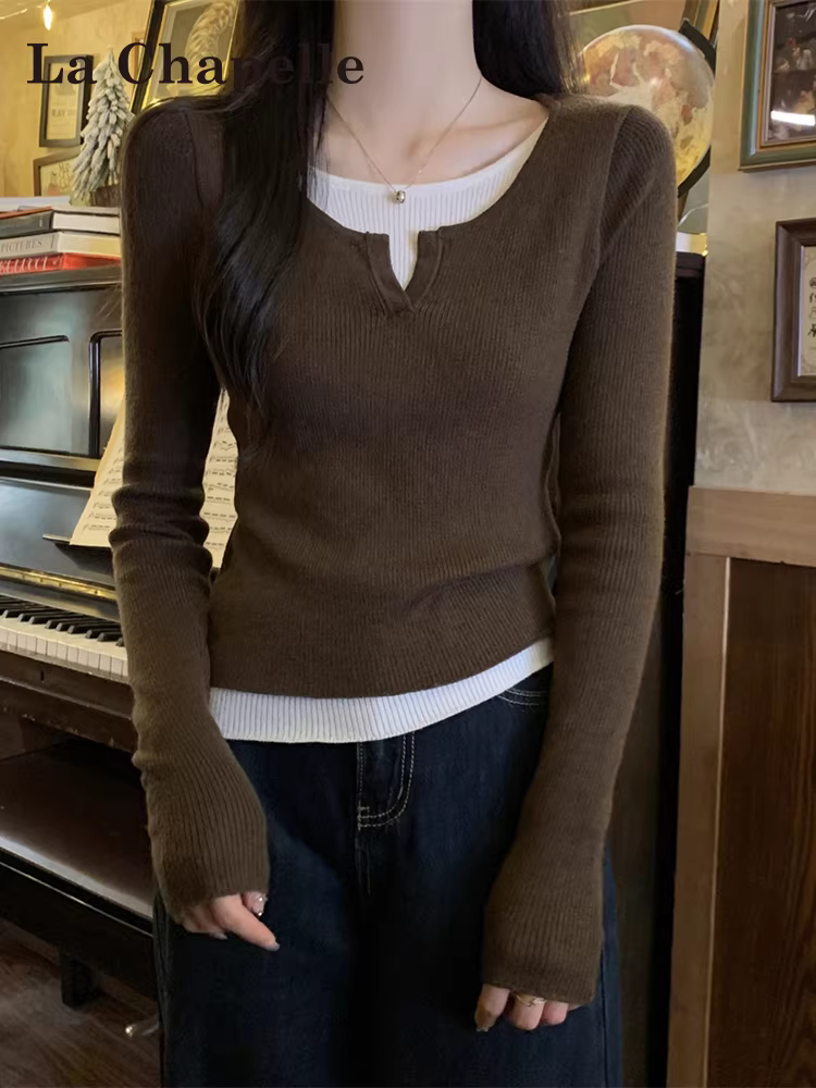Áo len giả hai mảnh có đệm vai màu cà phê La Chapelle dành cho nữ, áo bên trong ôm sát kiểu dáng mới mùa thu đông 2025.