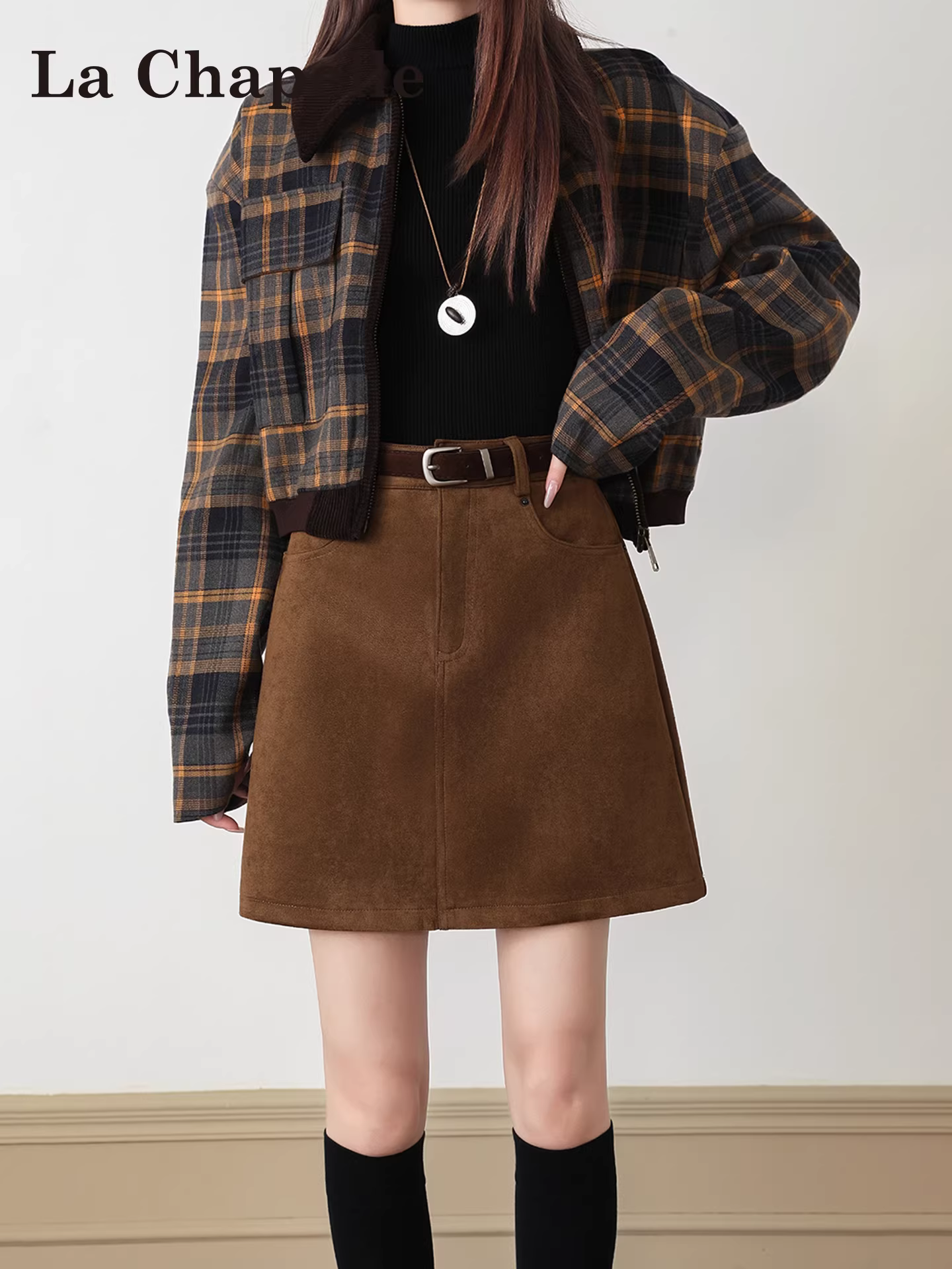 Váy công sở màu cà phê La Chapelle dành cho nữ, mẫu mới thu đông 2025, chất liệu da lộn cao cấp, dáng chữ A ngắn, eo cao, size nhỏ nhắn