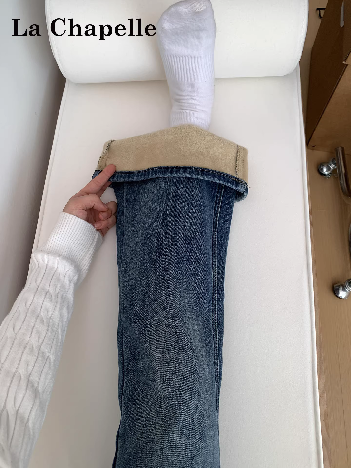 Quần jeans ống loe dày dặn lót lông cừu La Chapelle dành cho nữ, mẫu mới thu đông 2025, chất liệu mềm mại, không bó sát.