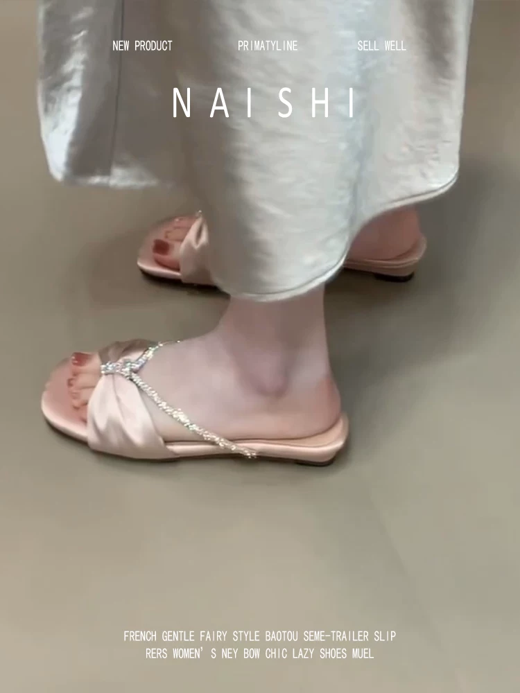 Phiên bản da cừu! Dép quai ngang đính đá phong cách Pháp, chất liệu satin màu hồng nhạt phối cùng chân váy, dép lười gót thấp.