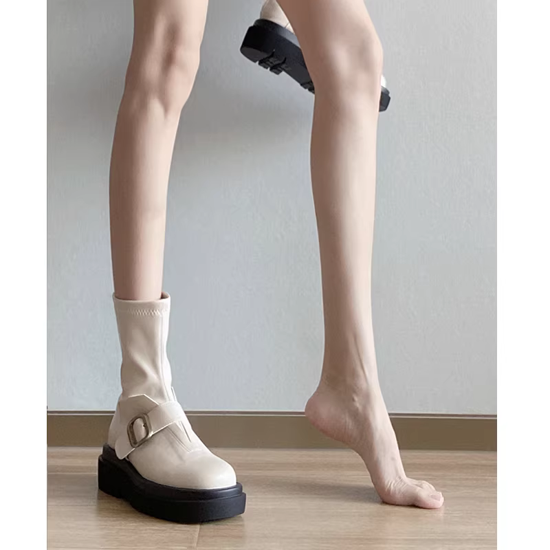 Phiên bản da cừu! Giày bốt cổ chân kiểu Pháp dành cho nữ, giày bốt đế dày đế xuồng dành cho phụ nữ nhỏ nhắn, giày bốt Martin kiểu Anh, bốt ngắn màu trắng, bốt ôm sát.