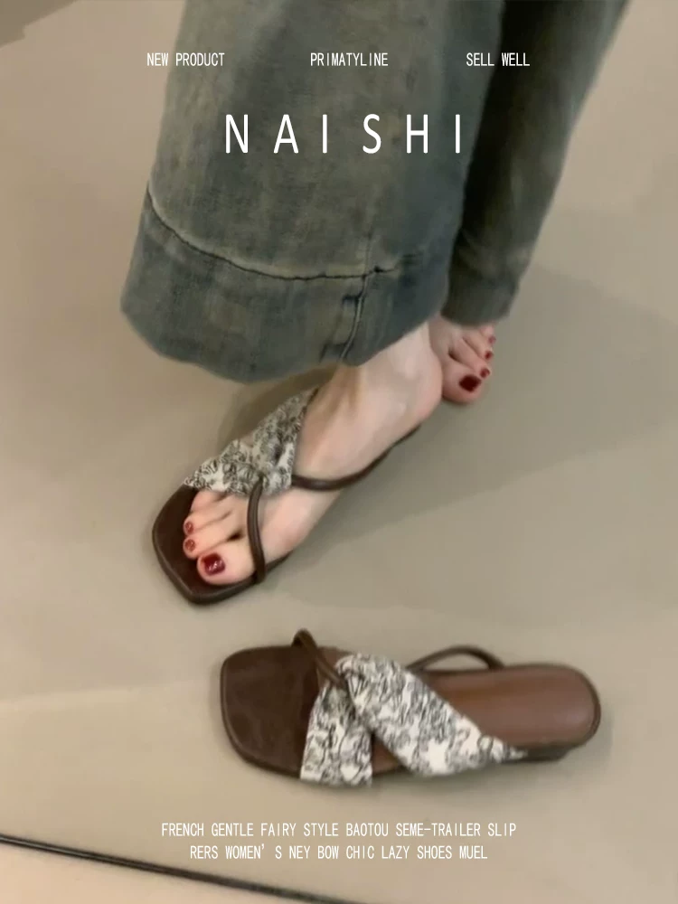 Phiên bản da cừu! Dép sandal nữ đế thô mũi vuông kiểu retro, thiết kế thời trang, quai chéo, kiểu dáng xu hướng, dễ mang.