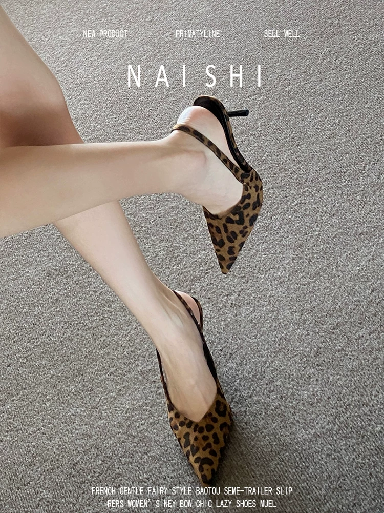 Phiên bản da cừu! Dép sandal nữ mũi kín họa tiết da báo cổ điển, gót nhọn hở gót, phong cách Âu Mỹ, giày cao gót mũi nhọn thanh lịch.