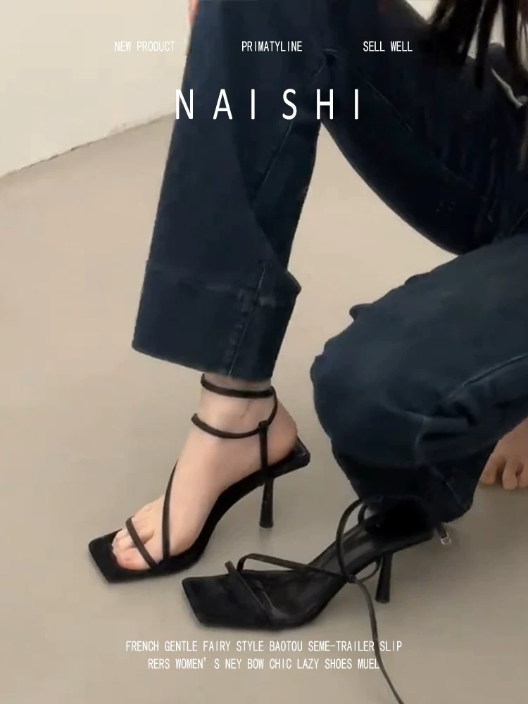 Phiên bản da cừu! Dép sandal nữ màu đen mũi vuông, hở mũi, thiết kế thời trang, một quai, phù hợp với váy, giày cao gót quyến rũ với gót nhọn.