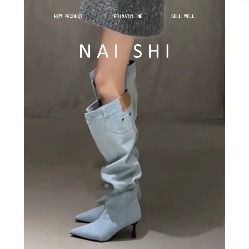 Phiên bản da cừu! Giày bốt cao cổ mũi nhọn dành cho nữ với gót nhọn, kiểu dáng thời trang, chất liệu denim xếp lớp, bốt cao gót ống rộng.