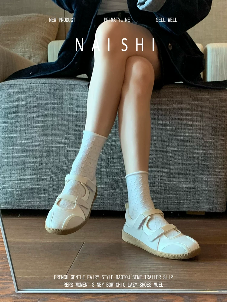 Phiên bản da cừu! Giày thể thao màu trắng đa năng có quai dán, giày bệt kiểu thể thao thoáng khí, giày đế thấp thông thường.