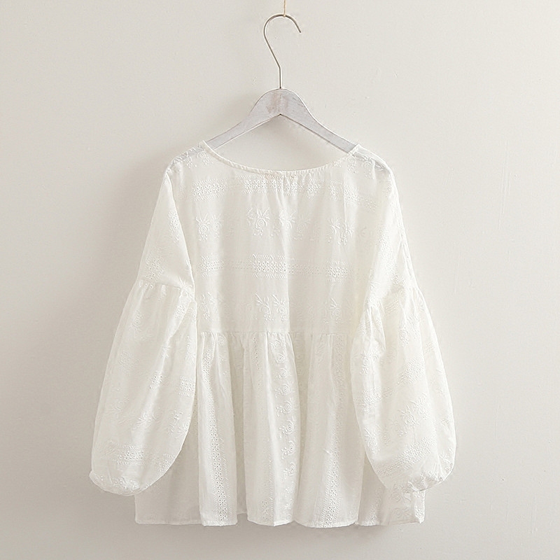 Áo sơ mi babydoll tay đèn thêu hoa tươi phong cách mới Dream Box 2024, đa năng, rộng rãi, chất liệu cotton nguyên chất màu trắng