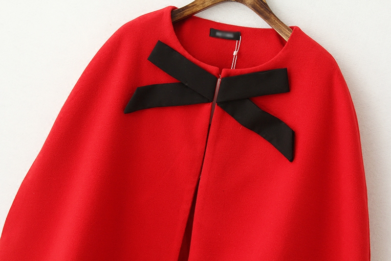 Áo khoác len dáng cape dài trung bình, kiểu dáng mới Xuân 2024 của Dream Box, thiết kế lấy cảm hứng từ Chanel, có phối nơ.