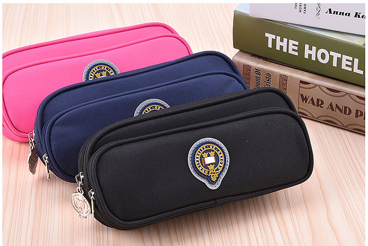 Hộp bút học sinh Oxford X5614, chất liệu Polyester chống nước tốt.