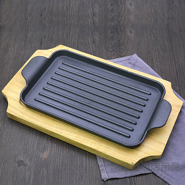 Chảo gang nướng beefsteak đáy vân nổi OG888 kèm đế gỗ trưng bày thức ăn để bàn