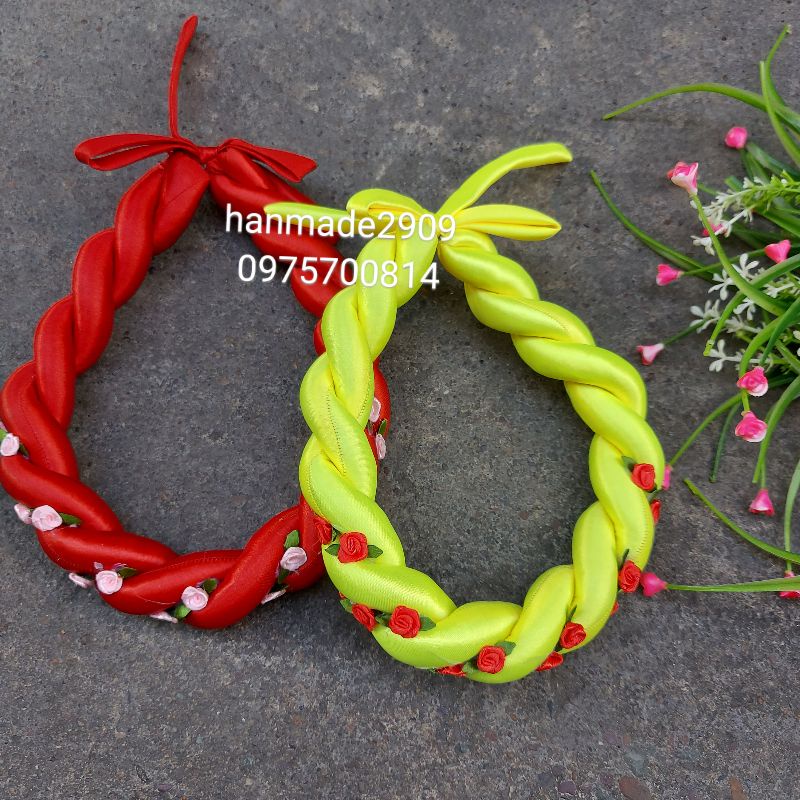 Mấn đội đầu phối áo dài và yếm chụp ảnh cho bé