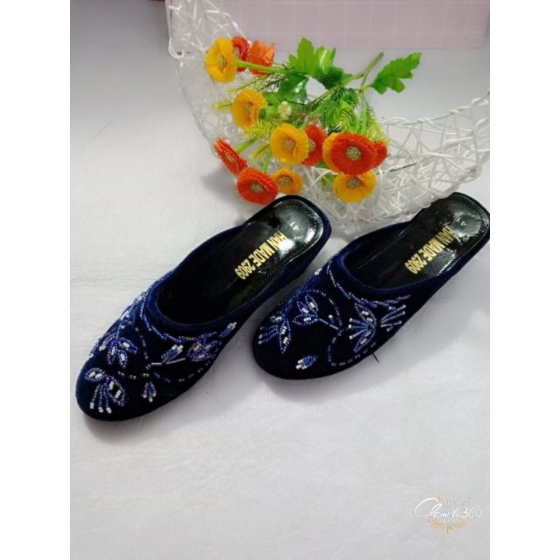 Đôi hài nử thêu xinh xắn