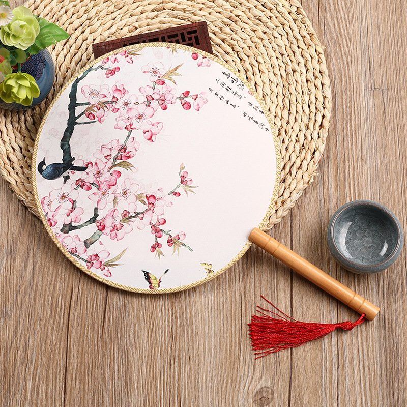 Quạt gổ thêu, vẻ hoa mai phối áo dài ngày tết