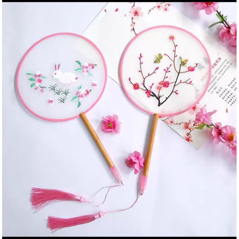 Quạt gổ thêu, vẻ hoa mai phối áo dài ngày tết