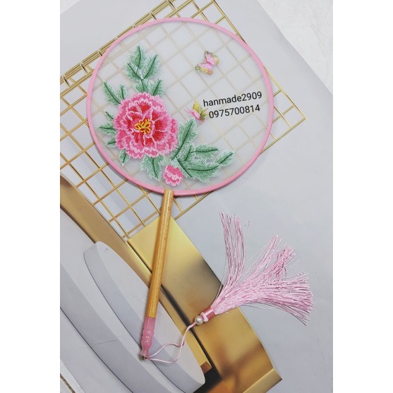 Quạt gổ thêu, vẻ hoa mai phối áo dài ngày tết