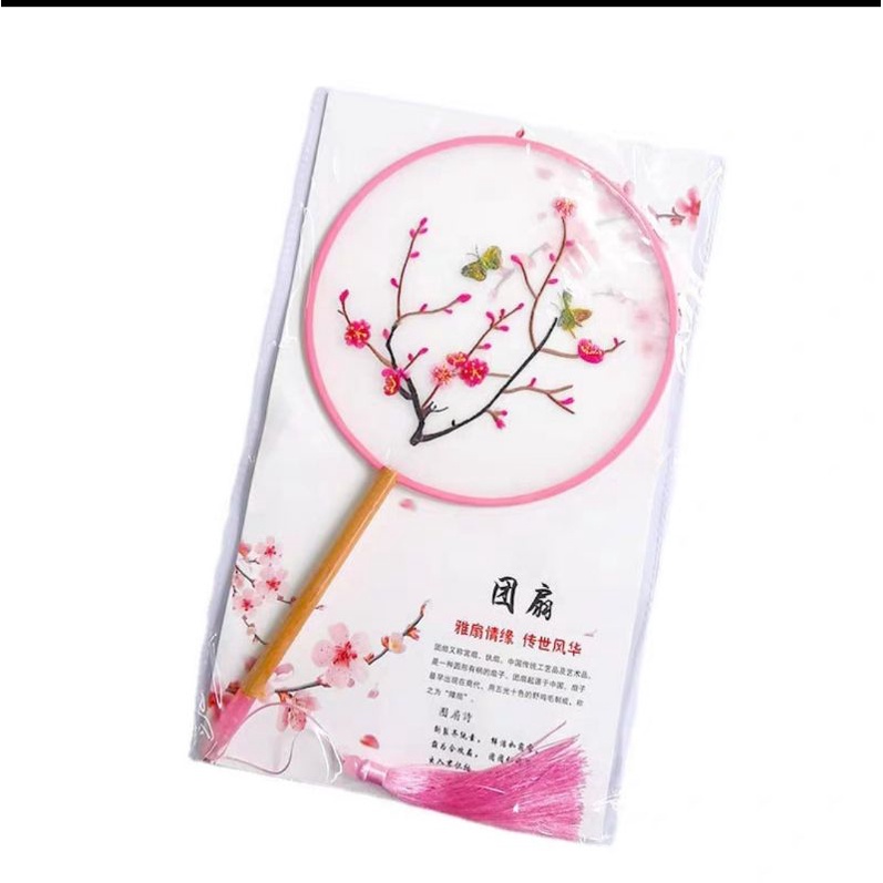 Quạt gổ thêu, vẻ hoa mai phối áo dài ngày tết