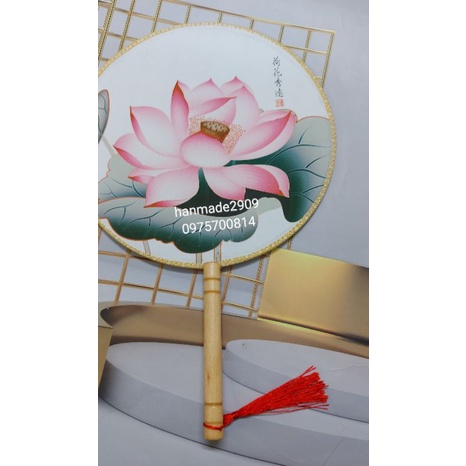 Quạt gổ thêu, vẻ hoa mai phối áo dài ngày tết