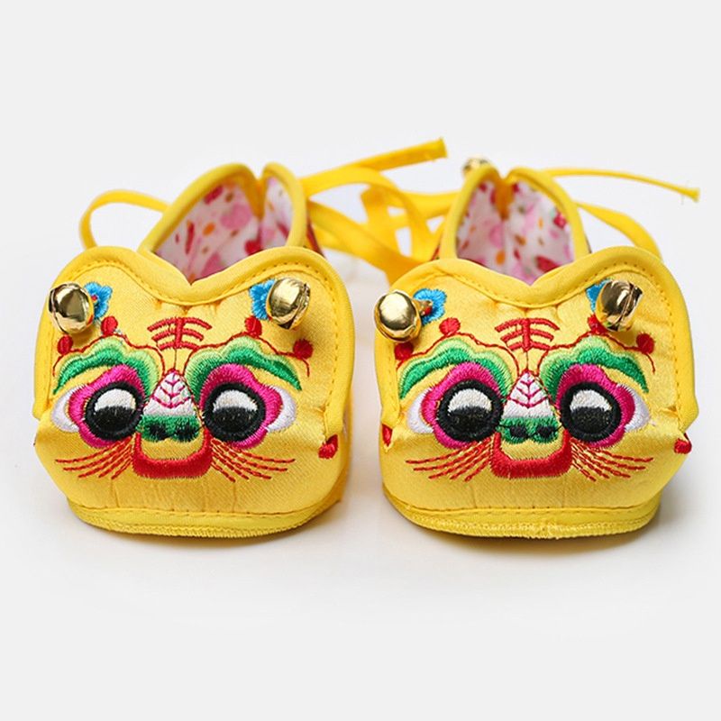 Hài thêu mẩu tết cho bé có gắn chuông màu vàng