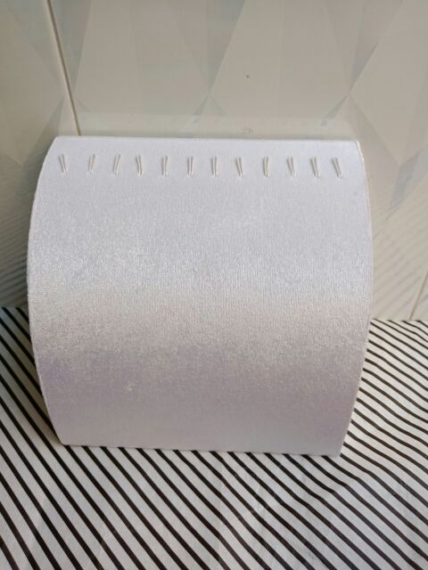 Gối nhung trưng bày dây chuyền