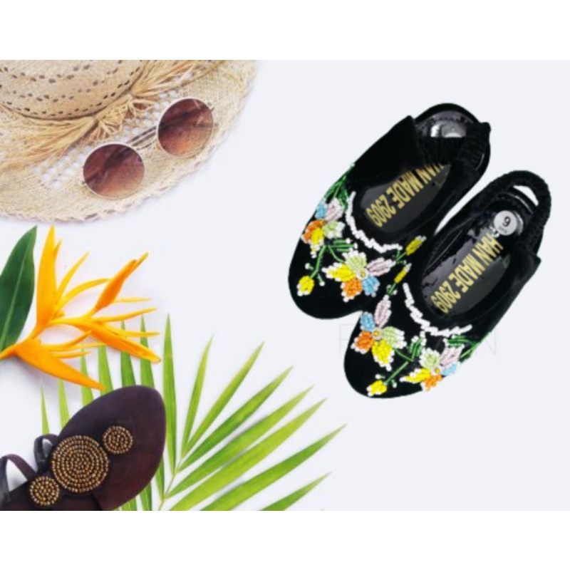 Guốc gổ quai nhung thêu họa tiết xuân cho bé