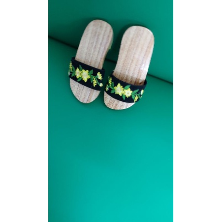Guốc gổ quai nhung thêu họa tiết xuân cho bé