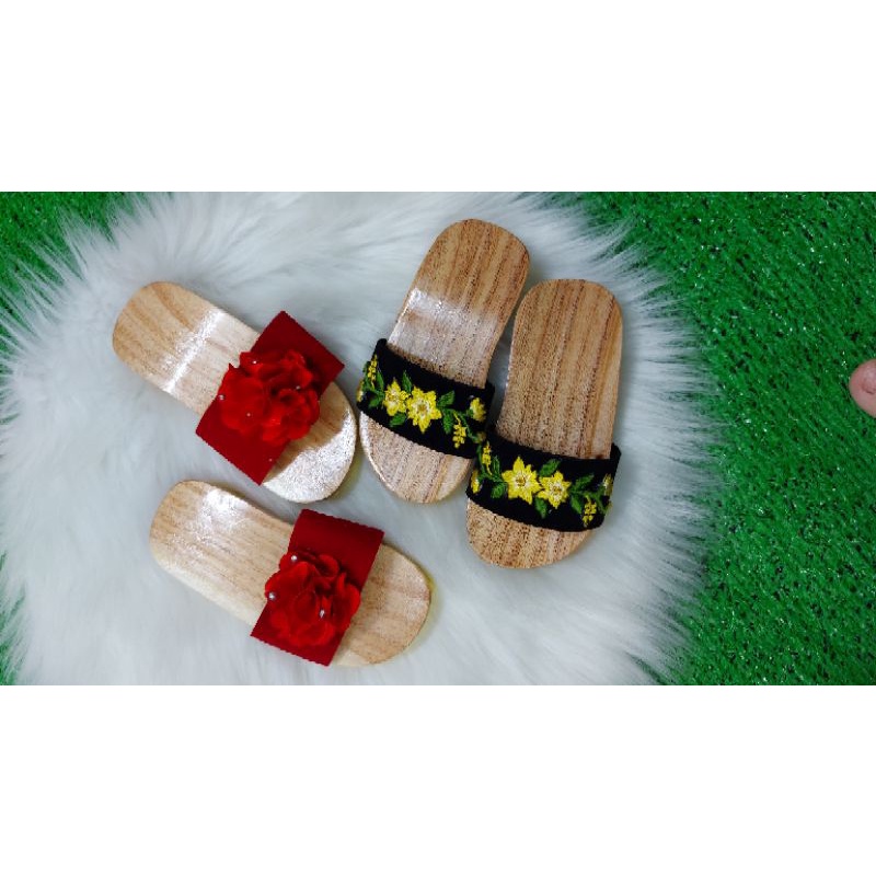 Guốc gổ quai nhung thêu họa tiết xuân cho bé