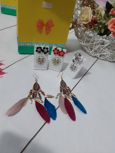Manocanh trưng bông tai họa tiết cát tường