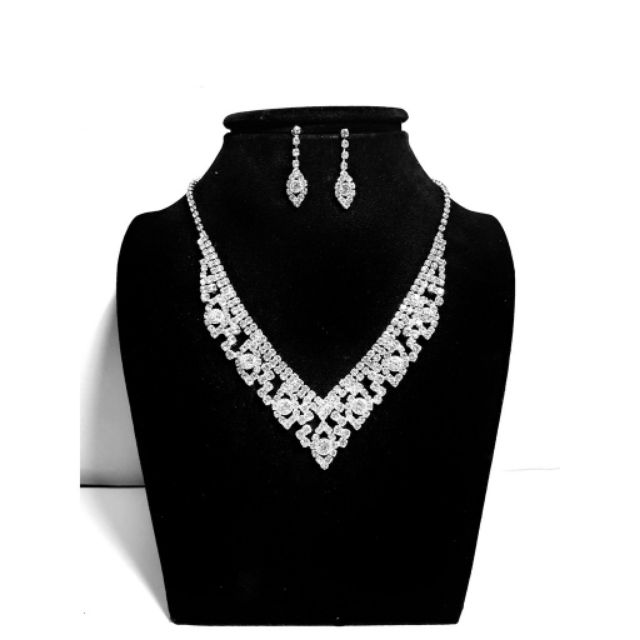 Vòng cổ da trưng bày trang sức cao cấp