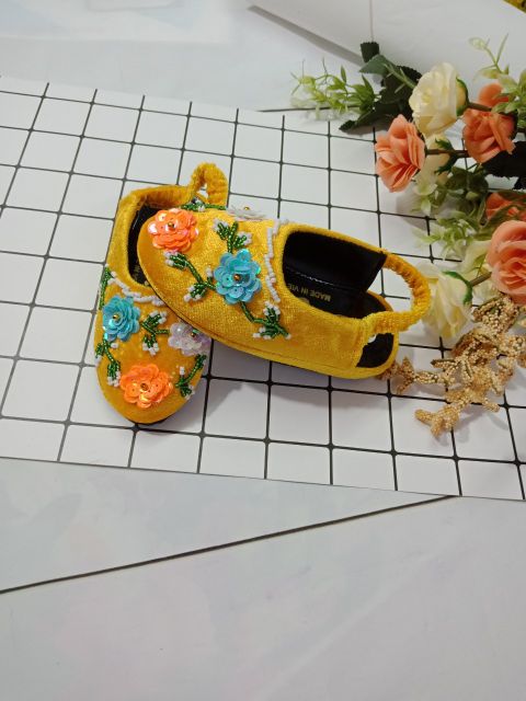Hài nhung thêu tay màu hồng cho bé