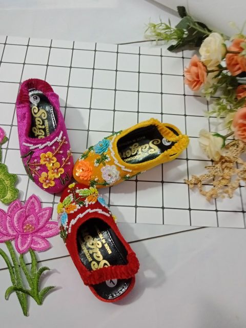 Hài nhung thêu tay màu hồng cho bé