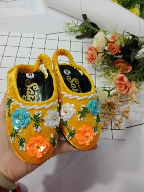 Hài nhung thêu tay màu hồng cho bé